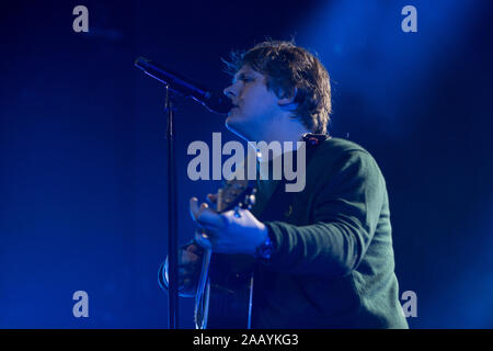 Manchester, Regno Unito. 23 Novembre, 2019. La cantante scozzese/ cantautore Lewis Capaldi si esibisce dal vivo a Manchester Academy 1 in un sold out show. Foto Stock