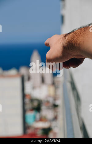 Mano che punta l'edificio Lopez Serrano Foto Stock