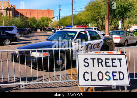 Strada bloccata da ralings e un veicolo di polizia in Tucson AZ Foto Stock