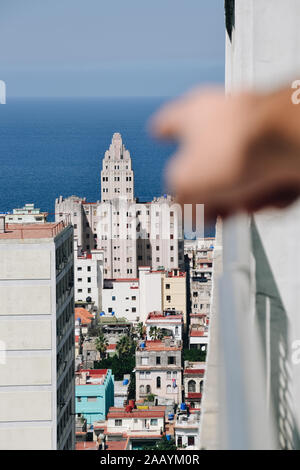 Mano che punta l'edificio Lopez Serrano Foto Stock