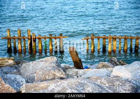 Armatura di roccia le difese costiere Bawdsey Suffolk REGNO UNITO Foto Stock