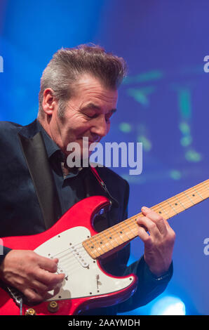 Eddie Lundon, chitarrista e cantante con la band China Crisis, suonando sul palco durante un concerto dal vivo Foto Stock