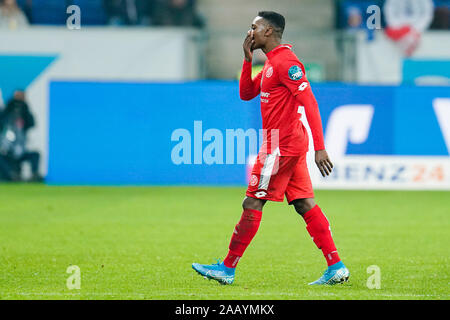 Sinsheim (Germania). 24 Novembre, 2019. Calcio: Bundesliga, TSG 1899 Hoffenheim - FSV Mainz 05, XII GIORNATA nel PreZero Arena. Ridle Baku di Magonza lascia il campo dopo il cartellino rosso. Credito: Uwe Anspach/dpa - NOTA IMPORTANTE: In conformità con i requisiti del DFL Deutsche Fußball Liga o la DFB Deutscher Fußball-Bund, è vietato utilizzare o hanno utilizzato fotografie scattate allo stadio e/o la partita in forma di sequenza di immagini e/o video-come sequenze di foto./dpa/Alamy Live News Foto Stock