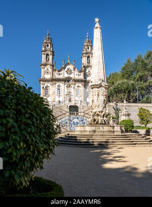 Lamego, Portogallo - 17 August 2019: statue adornano la scalinata barocca del Santuario de Nossa Senhora dos Remedios chiesa Foto Stock