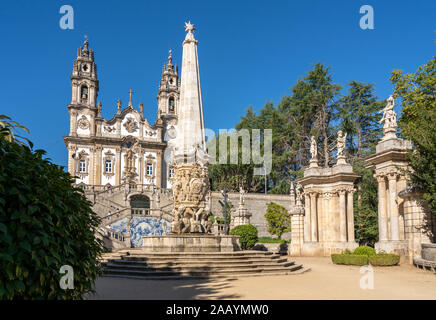 Lamego, Portogallo - 17 August 2019: statue adornano la scalinata barocca del Santuario de Nossa Senhora dos Remedios chiesa Foto Stock