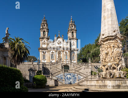 Lamego, Portogallo - 17 August 2019: statue adornano la scalinata barocca del Santuario de Nossa Senhora dos Remedios chiesa Foto Stock