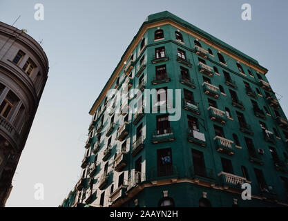 Facciata di un edificio restaurato dipinto di turchese Foto Stock