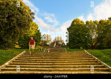 Vecchia scala di pietra nel giardino di Boboli di Palazzo Pitti nel centro di Firenze, l'Unesco W.H. Sito con i turisti in una giornata di sole, Toscana, Italia Foto Stock