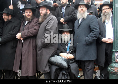 Novembre 24, 2019, New York New York, Stati Uniti d'America: migliaia di rabbini costituiscono per la loro annuale foto di gruppo nella parte anteriore di Chabad Lubavitch - presso la sede mondiale di Brooklyn a New York. I rabbini provengono da intorno il per una settimana di lezioni e seminari prima di tornare alla loro congregazione. La pioggia è cessata per un periodo di tempo sufficientemente lungo per la foto per essere preso afterwords poi la pioggia ha iniziato di nuovo. (Credito Immagine: © Bruce Cotler/Globe foto via ZUMA filo) Foto Stock