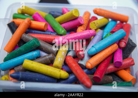 Matite colorate sul tavolo. Montessori legno color gamut . un pastello e carta foto sul tavolo, colorato tema sfondi, tema di disegno sfondi Foto Stock