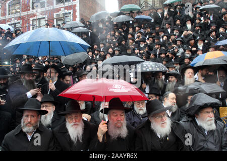 Novembre 24, 2019, New York New York, Stati Uniti d'America: migliaia di rabbini costituiscono per la loro annuale foto di gruppo nella parte anteriore di Chabad Lubavitch - presso la sede mondiale di Brooklyn a New York. I rabbini provengono da intorno il per una settimana di lezioni e seminari prima di tornare alla loro congregazione. La pioggia è cessata per un periodo di tempo sufficientemente lungo per la foto per essere preso afterwords poi la pioggia ha iniziato di nuovo. (Credito Immagine: © Bruce Cotler/Globe foto via ZUMA filo) Foto Stock