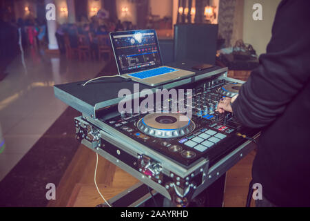 Dj giocare discoteca house progressive electro musica al concerto. DJ le mani su apparecchiature Foto Stock