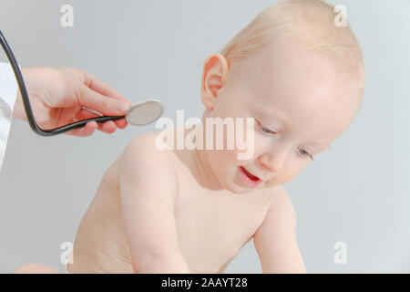 Foto di un anno vecchi malati baby boy al giovane medico donna Foto Stock