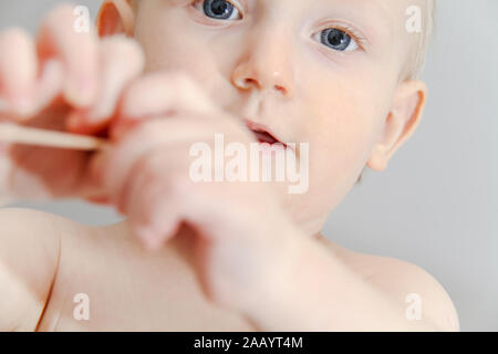 Foto di un anno vecchi malati baby boy al giovane medico donna Foto Stock