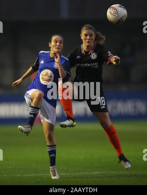 Birmingham donna Abbi Grant e Chelsea donna Maren Mjelde battaglia per la sfera durante la donna Super League a SportNation.scommetti Stadium, Solihull. Foto Stock