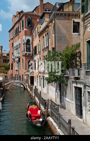 Venezia, Italia: Tradizionale gondola veneziana in acqua canal, close-up, quartiere San Marco Foto Stock