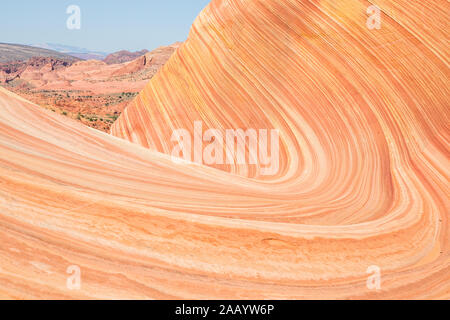 Alta sull'Altopiano di Kaibab di Northern Arizona, una grande ondata di strati di curve di rosa e arancio arenaria che si affaccia sulle torri e hoodoos del S Foto Stock