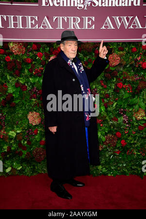 Sir Ian McKellen frequentando il sessantacinquesimo Evening Standard Theatre Awards presso The London Coliseum, Londra. Foto Stock