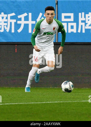 Augsburg, Germania. 24 Novembre, 2019. Calcio: Bundesliga, FC Augsburg - Hertha BSC, XII GIORNATA nel WWK-Arena. Augsburg Rubén Vargas gioca la palla. Credito: Stefan Puchner/dpa - NOTA IMPORTANTE: In conformità con i requisiti del DFL Deutsche Fußball Liga o la DFB Deutscher Fußball-Bund, è vietato utilizzare o hanno utilizzato fotografie scattate allo stadio e/o la partita in forma di sequenza di immagini e/o video-come sequenze di foto./dpa/Alamy Live News Foto Stock