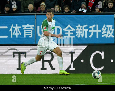 Augsburg, Germania. 24 Novembre, 2019. Calcio: Bundesliga, FC Augsburg - Hertha BSC, XII GIORNATA nel WWK-Arena. Augusta Niederlechner Florian gioca la palla. Credito: Stefan Puchner/dpa - NOTA IMPORTANTE: In conformità con i requisiti del DFL Deutsche Fußball Liga o la DFB Deutscher Fußball-Bund, è vietato utilizzare o hanno utilizzato fotografie scattate allo stadio e/o la partita in forma di sequenza di immagini e/o video-come sequenze di foto./dpa/Alamy Live News Foto Stock