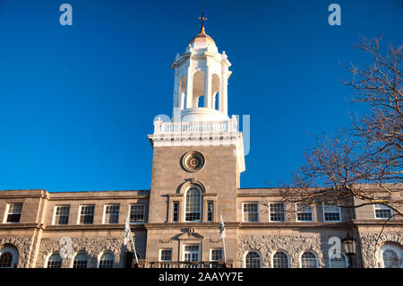 I dettagli degli esterni del Newport Rhode Island City Hall su un cielo blu senza nuvole giorno. Foto Stock