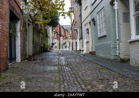 Petworth, West Sussex, Regno Unito, novembre, 24, 2019, Lombard Street è una vecchia strada di ciottoli nel centro della città antica di Petworth. Foto Stock