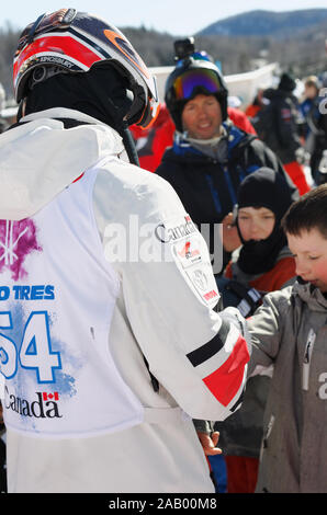 Quebec, Canada. World Champion gobbe, Mikael Kingsbury firma autografi per un ventilatore al Canadian gobbe Campionato di Serie presentata dalla Toyota a Foto Stock