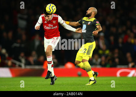 Londra, Regno Unito, 23 novembre. Arsenal il difensore Hector Bellerin e Southampton il centrocampista Nathan Redmond competere per la sfera durante l inglese Foto Stock