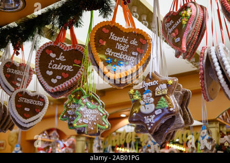 Gingerbread cookies in forma di cuori e stelle pendenti da stallo con messaggi di Natale, amore e a Strasburgo in Sessione plenaria a Strasburgo dal Mercatino di Natale Foto Stock