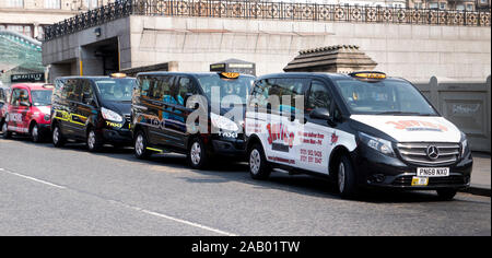 Taxi Waverley Bridge Edinburgh Scozia Scotland Foto Stock