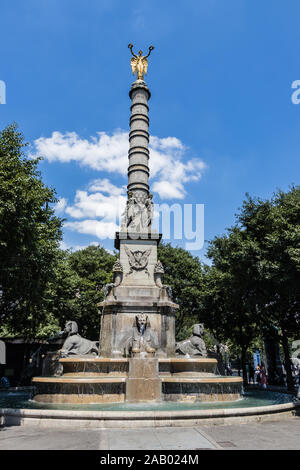 Fontaine du Châtelet - una fontana costruita nel 1808 con una colonna sormontata da una statua della Vittoria per celebrare il Bonaparte le campagne, Parigi Foto Stock