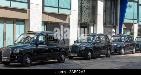 Taxi dalla stazione di Victoria London Inghilterra England Foto Stock