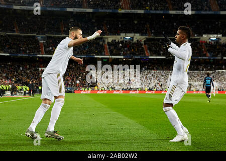 Karim Benzema (L) e Rodrygo Va (R) del Real Madrid di celebrare un obiettivo durante la Liga match tra il Real Madrid e Real Sociedad a Santiago Bernabeu Stadium in Madrid.(punteggio finale; Real Madrid 3:1 Real Sociedad) Foto Stock