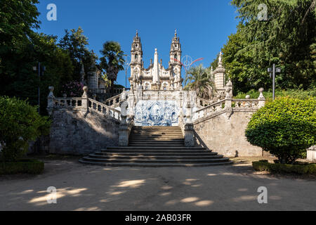 Molti set di scale in la scalinata barocca del Santuario de Nossa Senhora dos Remedios chiesa Foto Stock