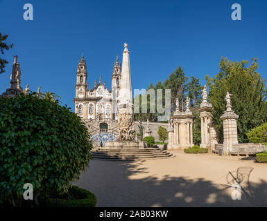 Statue adornano la scalinata barocca del Santuario de Nossa Senhora dos Remedios chiesa Foto Stock