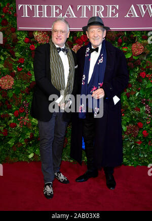 Sir Ian McKellen (destra) e Sean Mathias frequentando il sessantacinquesimo Evening Standard Theatre Awards presso The London Coliseum, Londra. Foto Stock