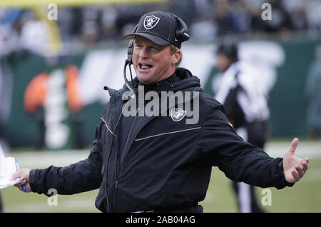 East Rutherford, Stati Uniti. 24 Novembre, 2019. Oakland Raiders head coach Jon Gruden agli allenatori di margini nella prima metà contro il New York getti nella settimana 12 della stagione di NFL a MetLife Stadium di East Rutherford, New Jersey domenica 24 novembre, 2019. Foto di Giovanni Angelillo/UPI Credito: UPI/Alamy Live News Foto Stock