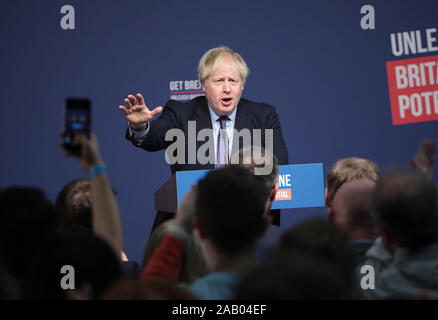 Telford, Regno Unito. 24 Novembre, 2019. Primo Ministro britannico Boris Johnson lancia il Partito Conservatore Manifesto in Telford, domenica 24 novembre, 2019. Il Sig. Johnson è in cerca di una maggioranza le elezioni generali del 12 dicembre per consentire al governo di ottenere Brexit passata. Foto di Hugo Philpott/UPI Credito: UPI/Alamy Live News Foto Stock