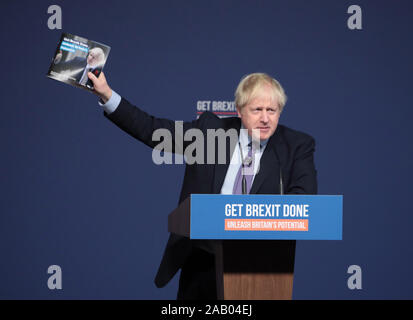 Telford, Regno Unito. 24 Novembre, 2019. Primo Ministro britannico Boris Johnson lancia il Partito Conservatore Manifesto in Telford, domenica 24 novembre, 2019. Il Sig. Johnson è in cerca di una maggioranza le elezioni generali del 12 dicembre per consentire al governo di ottenere Brexit passata. Foto di Hugo Philpott/UPI Credito: UPI/Alamy Live News Foto Stock