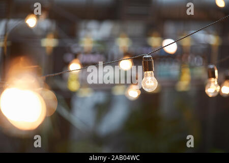 Immagine di sfondo di illuminazione esterna ghirlande , focus sulla lampadina classica con cablaggio, spazio copia Foto Stock