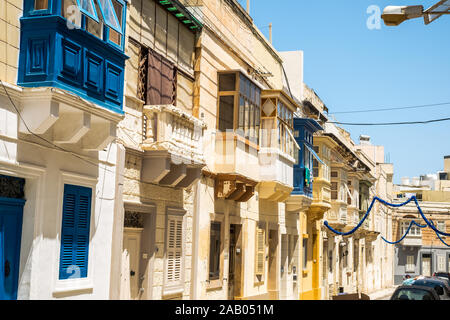 Sliema Malta, 16 luglio 2019. Tradizionale architettura maltese in Sliema Città Vecchia in Malta, street con i tradizionali balconi e vecchi edifici in histo Foto Stock