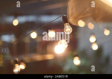 Immagine di sfondo di illuminazione esterna ghirlande , concentrarsi sul retro della lampadina luce con cablaggio, spazio copia Foto Stock