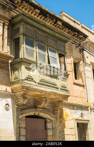 Sliema Malta, 16 luglio 2019. Tradizionale architettura maltese in Sliema Città Vecchia in Malta, street con i tradizionali balconi e vecchi edifici in histo Foto Stock