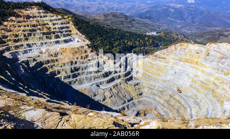 Panorama vie oltre la grande cava estrazione di minerale di ferro Foto Stock