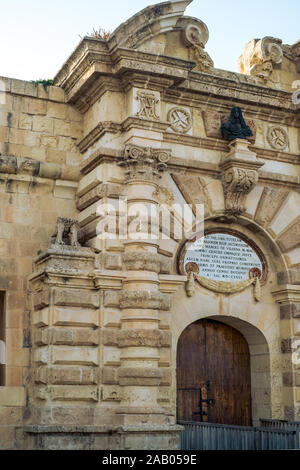 Sliema Malta, 16 luglio 2019. Tradizionale architettura maltese in Sliema Città Vecchia in Malta, street con i tradizionali balconi e vecchi edifici in histo Foto Stock
