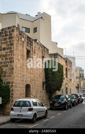 Sliema Malta, 16 luglio 2019. Tradizionale architettura maltese in Sliema Città Vecchia in Malta, street con i tradizionali balconi e vecchi edifici in histo Foto Stock