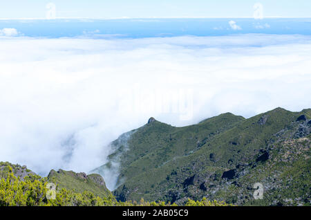 Il panorama sulle montagne dal percorso di Pico Arieiro a Pico Ruivo, di Madera. Foto Stock