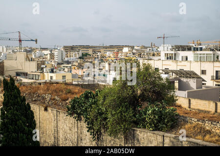 Sliema Malta, 16 luglio 2019. Tradizionale architettura maltese in Sliema Città Vecchia in Malta, street con i tradizionali balconi e vecchi edifici in histo Foto Stock
