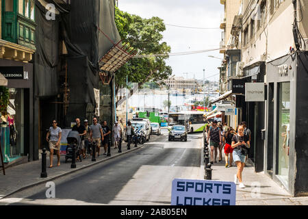 Sliema Malta, 16 luglio 2019. Tradizionale architettura maltese in Sliema Città Vecchia in Malta, street con i tradizionali balconi e vecchi edifici in histo Foto Stock