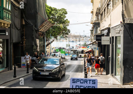 Sliema Malta, 16 luglio 2019. Tradizionale architettura maltese in Sliema Città Vecchia in Malta, street con i tradizionali balconi e vecchi edifici in histo Foto Stock